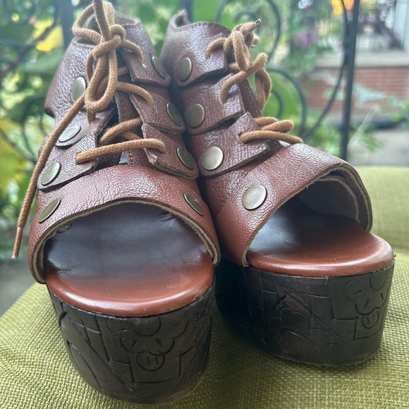 FREE PEOPLE Farrah Platform Clog Sandals Whisky Leather Carved Wood Heel Sz 5.5 - Picture 6 of 8